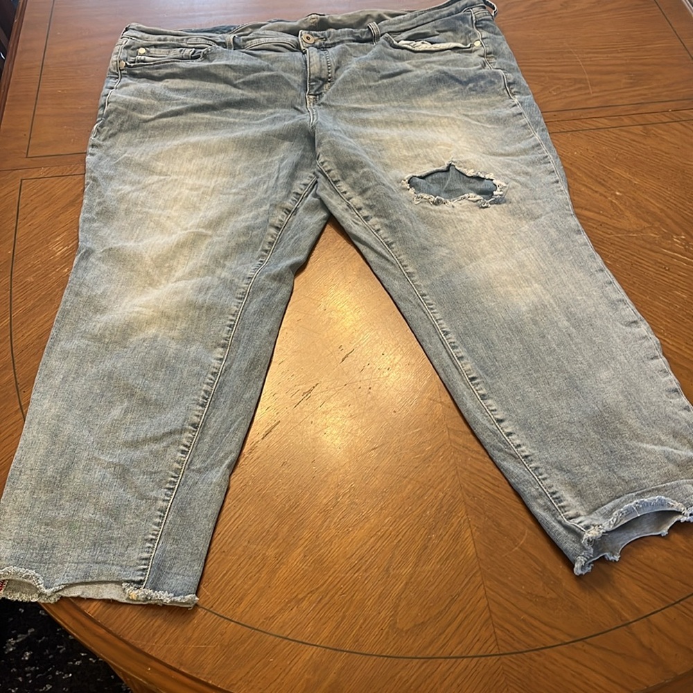 Torrid Crop Boyfriend jeans Vintage Stretch Light
Wash Plus Size 24 26” inseam